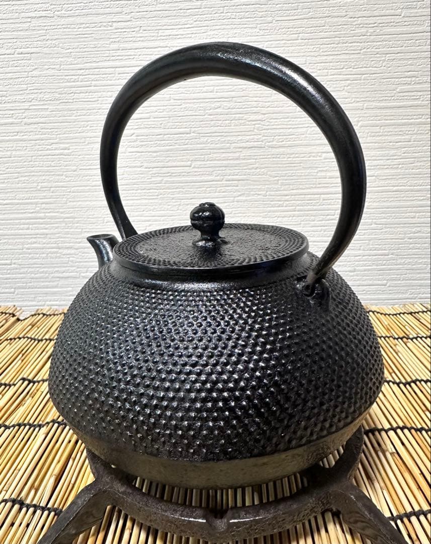 未使用、栞、タグ、南部鉄器検査証付き　南部岩鋳造１０型アラレ　南部鉄瓶　南部鉄器