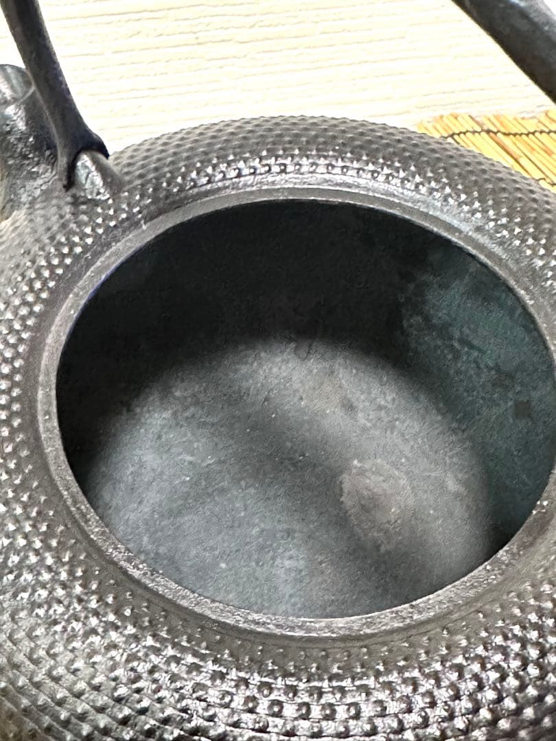 未使用、保管品　南部虎山工房造　前田知行　１５型姥口アラレ　南部鉄瓶　南部鉄器