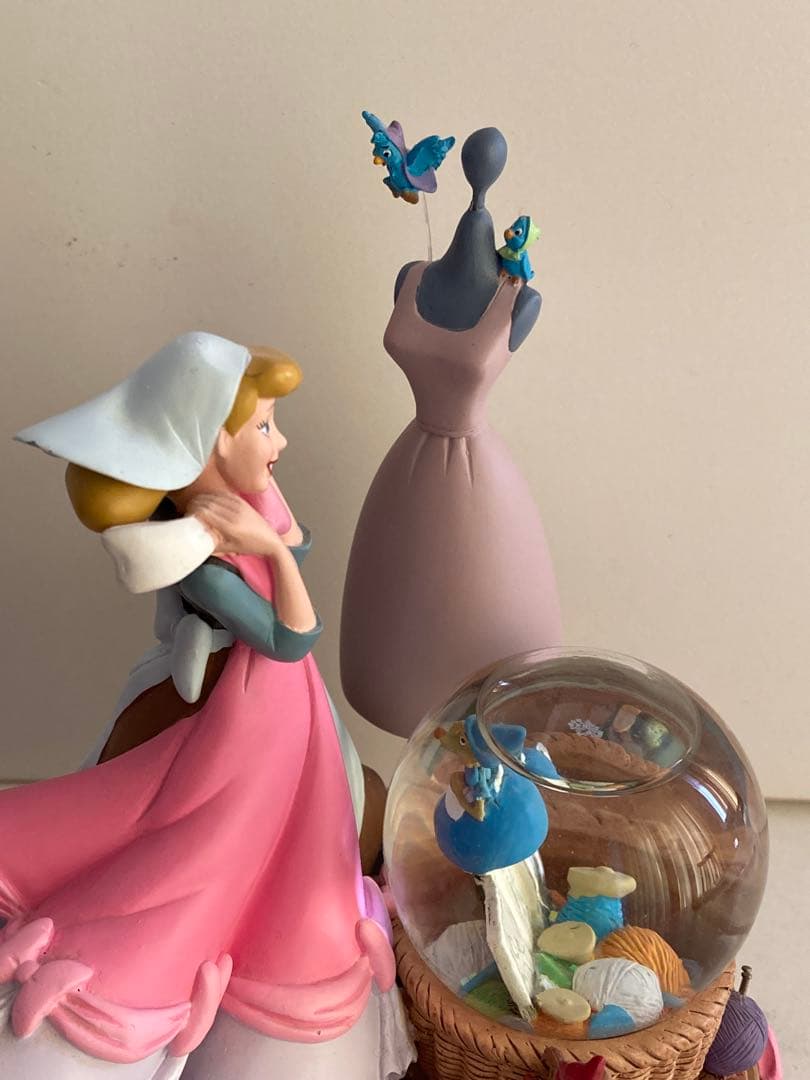 シンデレラ　ピンクドレス　フィギュア　スノードーム　ディズニーストア