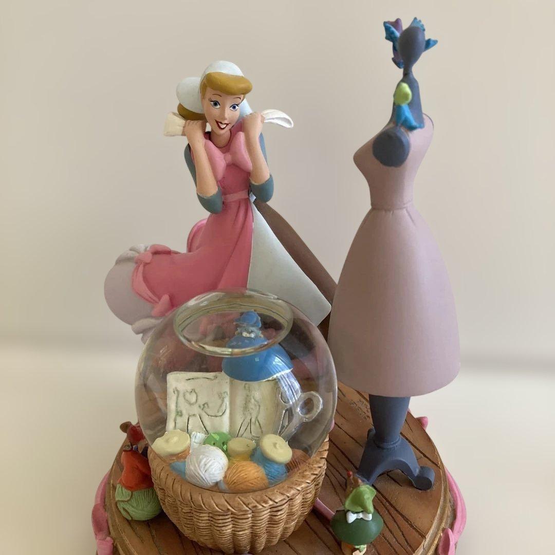 シンデレラ　ピンクドレス　フィギュア　スノードーム　ディズニーストア