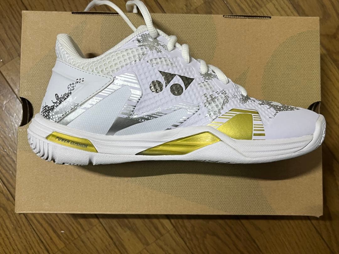 ☆新品同様 ヨネックス バドミントンシューズ SHBELZ3M 23cm☆