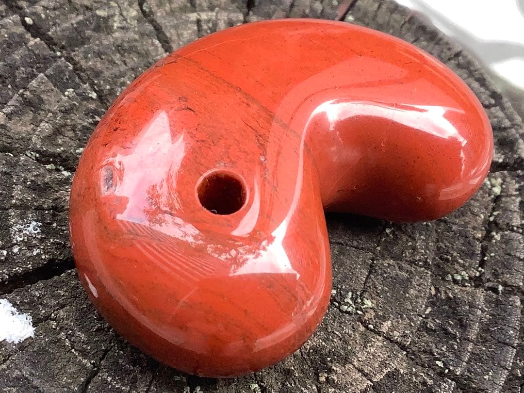 ✳売り尽くし希少玉　佐渡の赤玉石勾玉特大1点　幸運の赤‼️ 鑑別書付本物を‼️