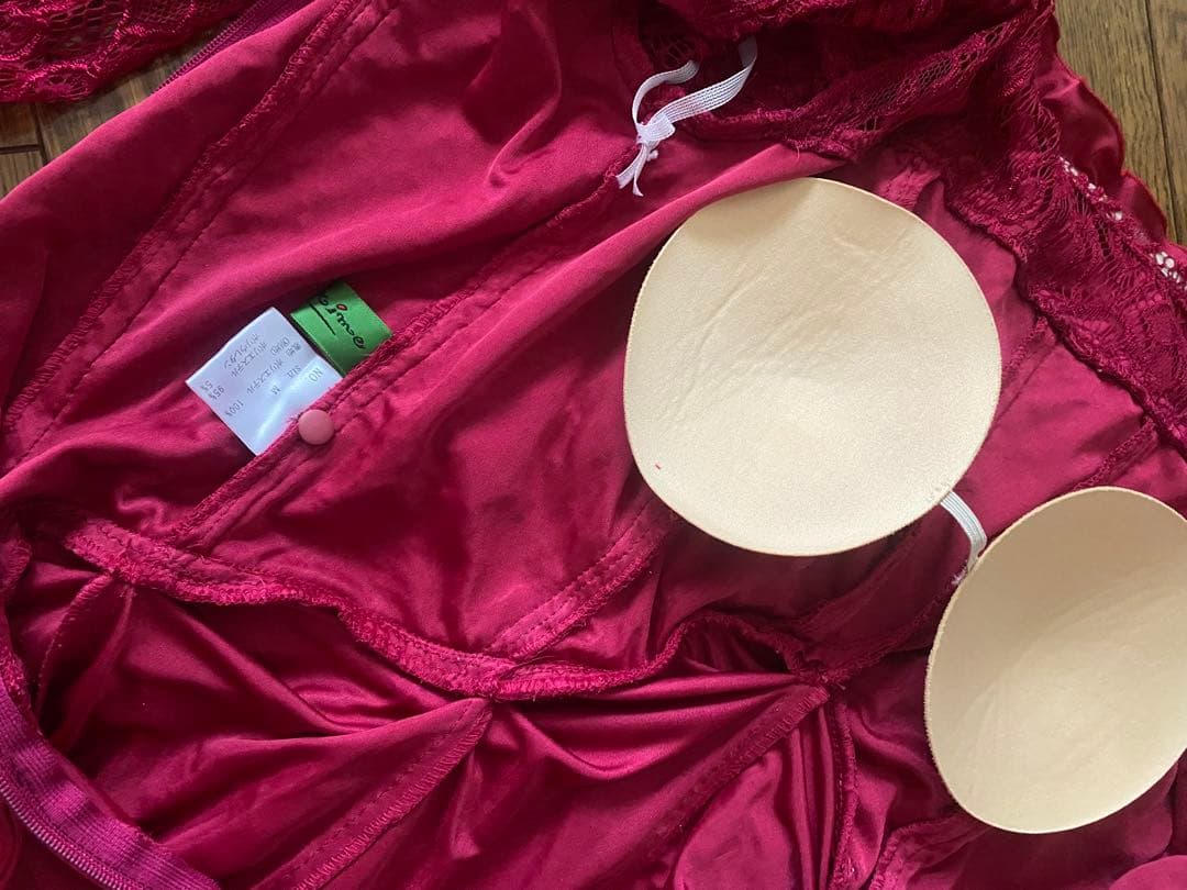 バーガンディ フリル パーティードレス