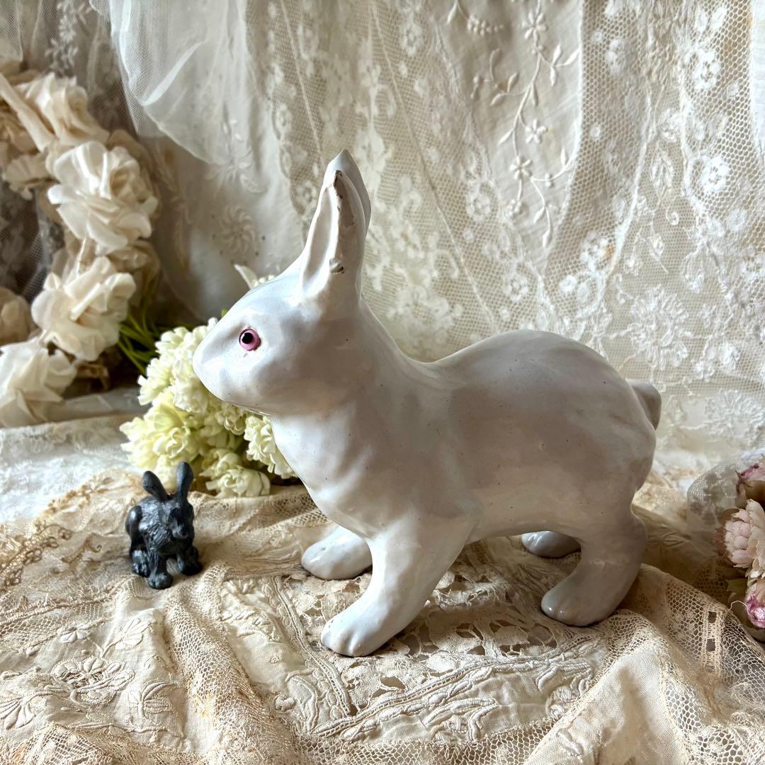 白釉のうさぎの置物　陶器オブジェ　フィギュア　ウサギ兎　フランスアンティーク