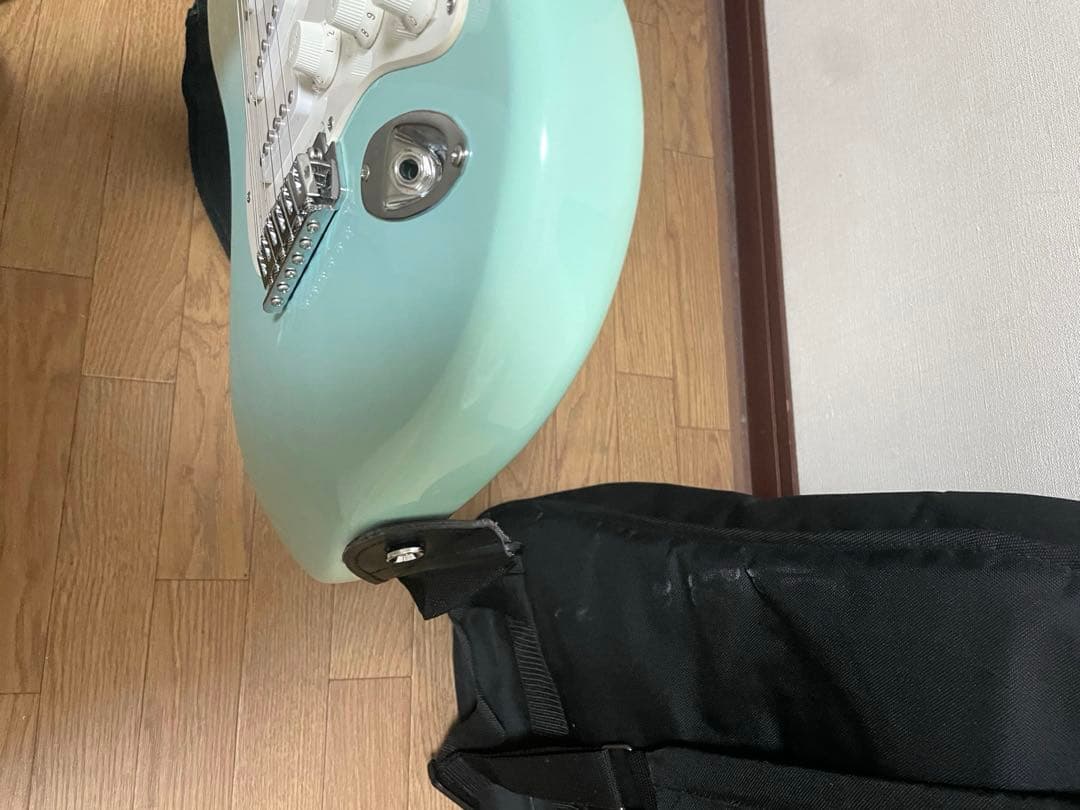 ケース付き　Squier by Fender エレキギター　ダフネブルー　水色
