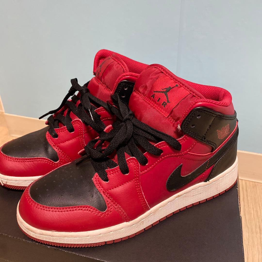ナイキ エアジョーダン 1 ミッド　スニーカー