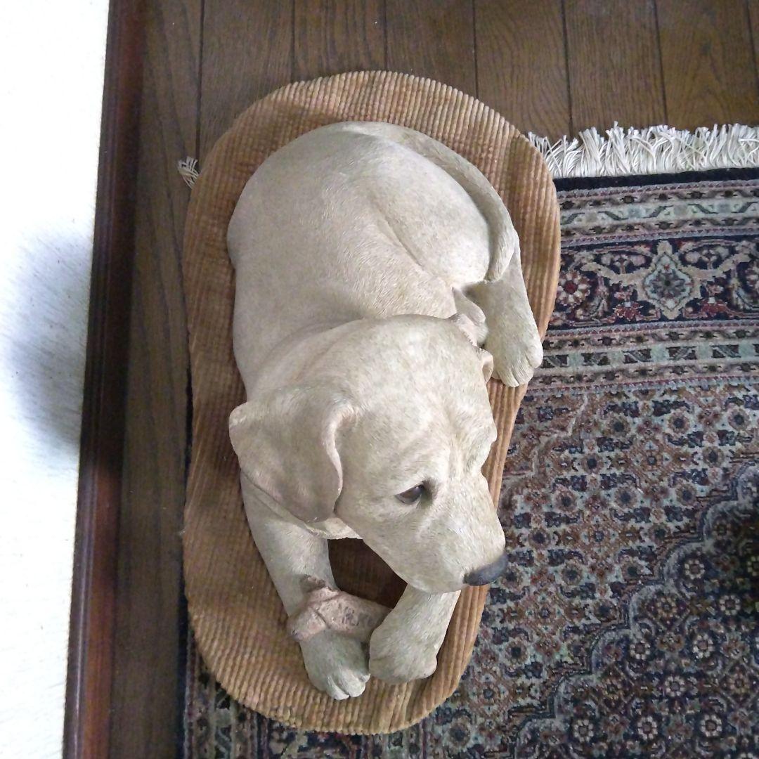 犬の彫刻 樹脂製 クリーム色