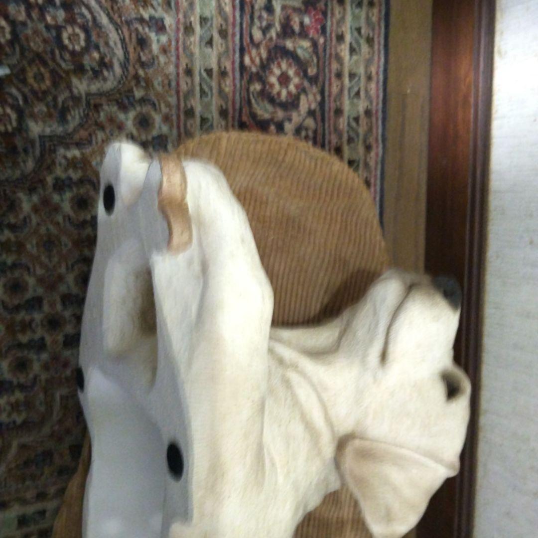 犬の彫刻 樹脂製 クリーム色
