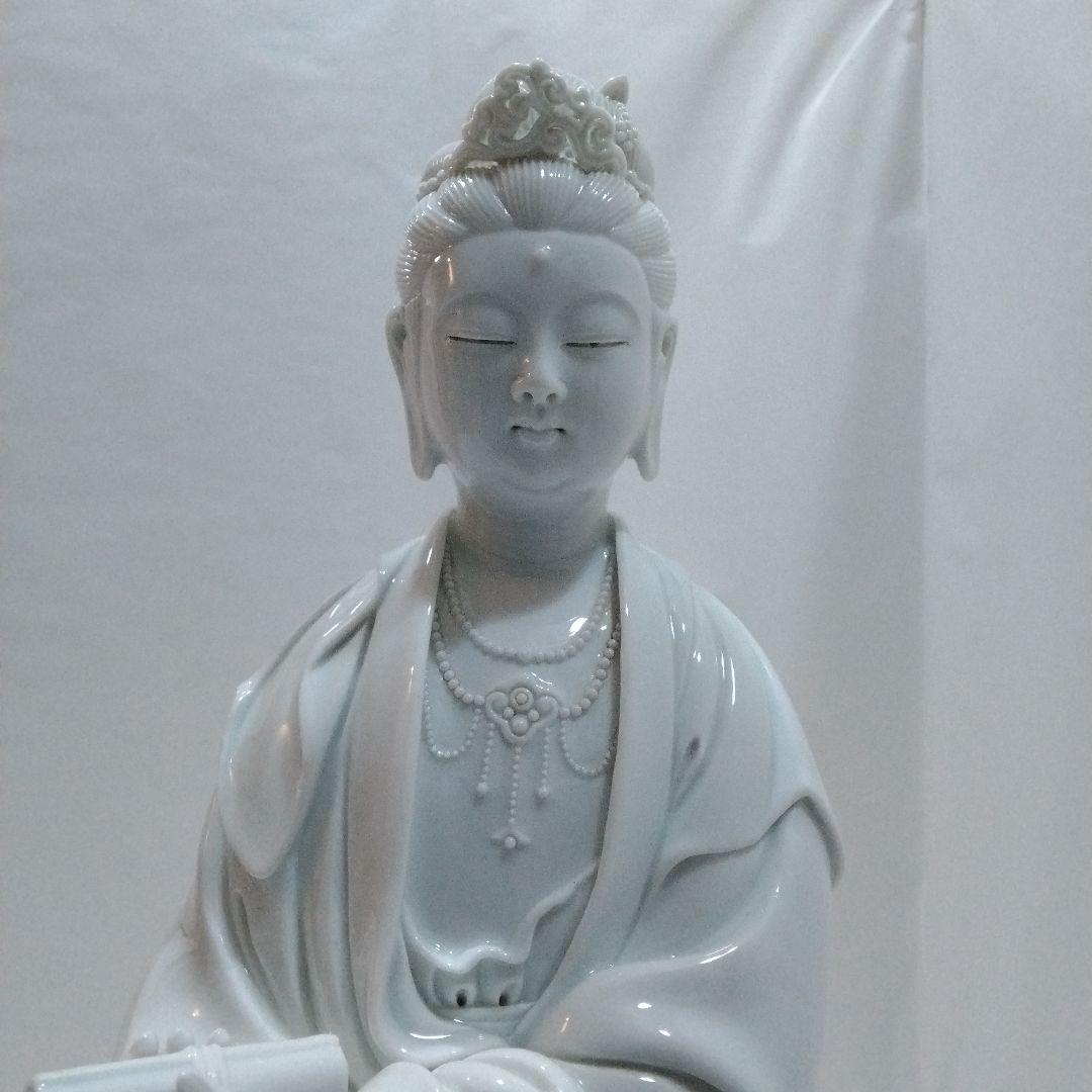 樋渡陶六作　岩座観音　白磁彫　銘窯　肥蝶山　日本工芸会正会員