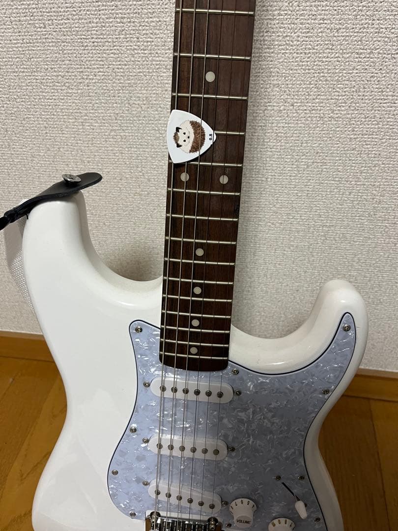 Squier ストラトキャスター ホワイト ケース、カポ、ストラップ、ピック付き