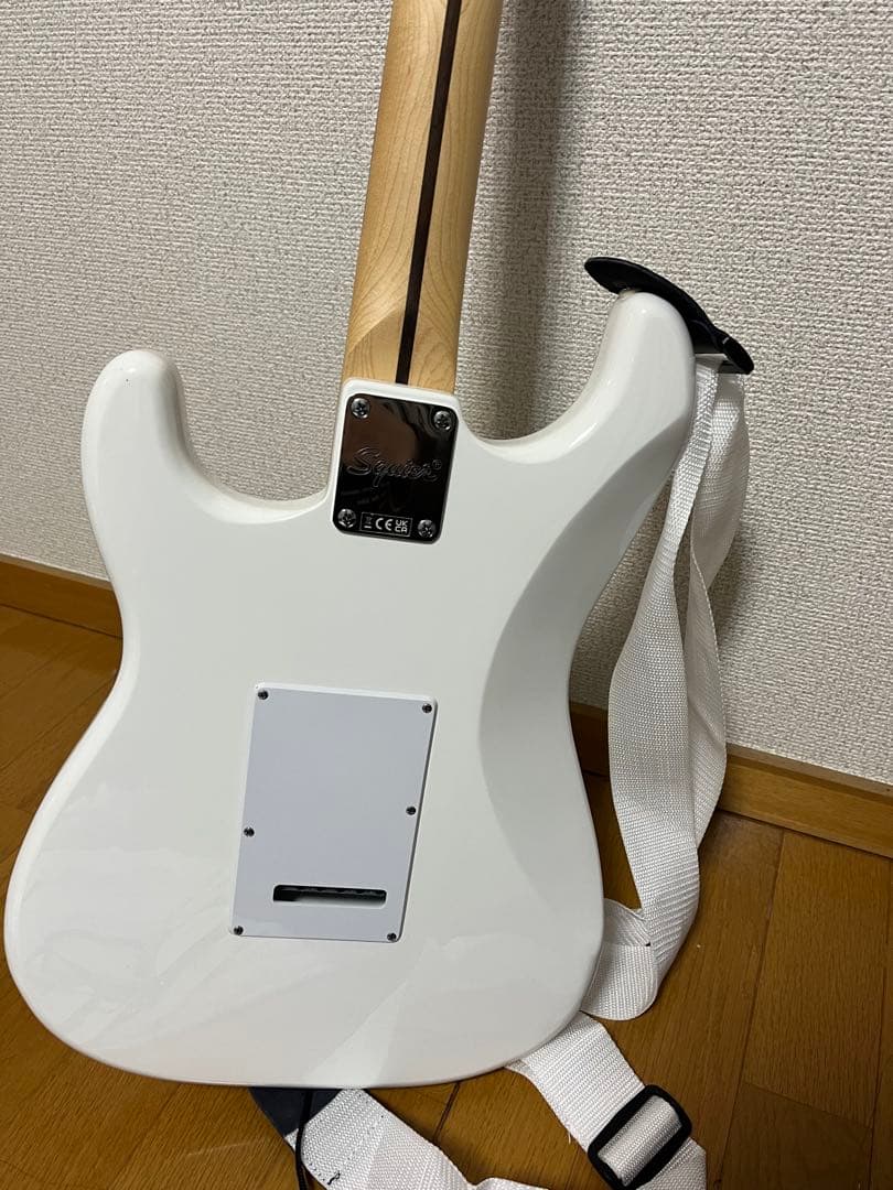Squier ストラトキャスター ホワイト ケース、カポ、ストラップ、ピック付き