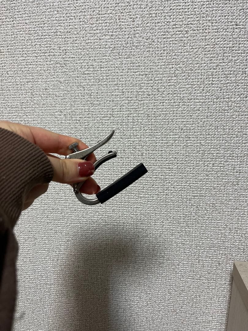 Squier ストラトキャスター ホワイト ケース、カポ、ストラップ、ピック付き