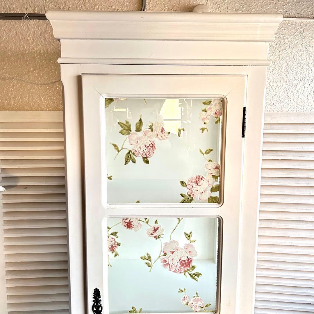 フラワー柄ガラス扉キャビネット　【直接引き取り限定】