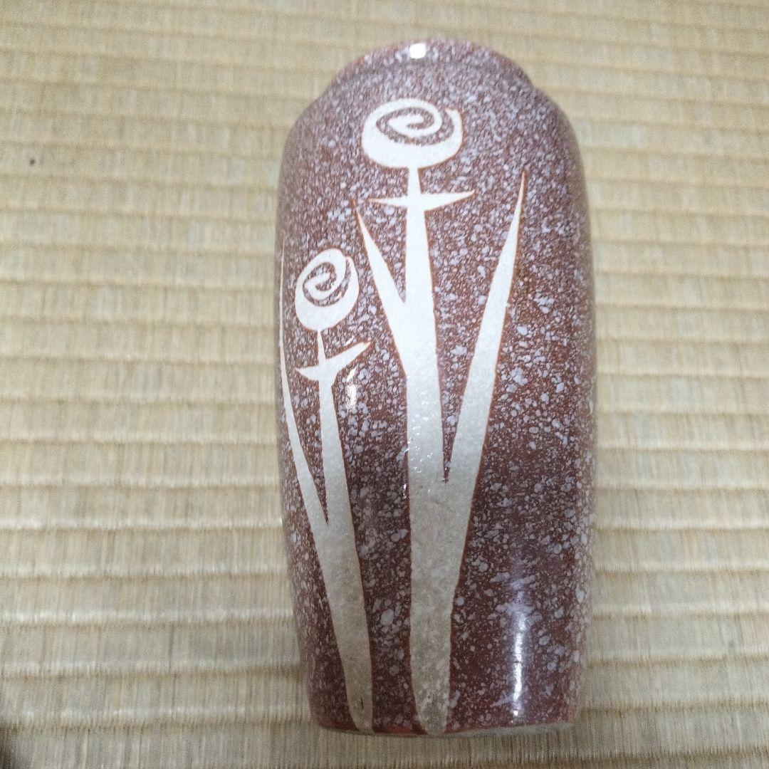 茶色の花瓶 陶器製 花の模様