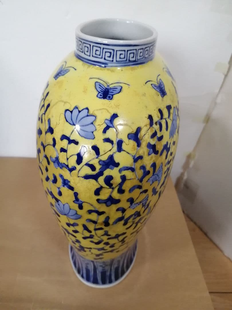 花瓶 康熙年製 黄釉青華 獅子蓋付き唐草花蝶柄 壺