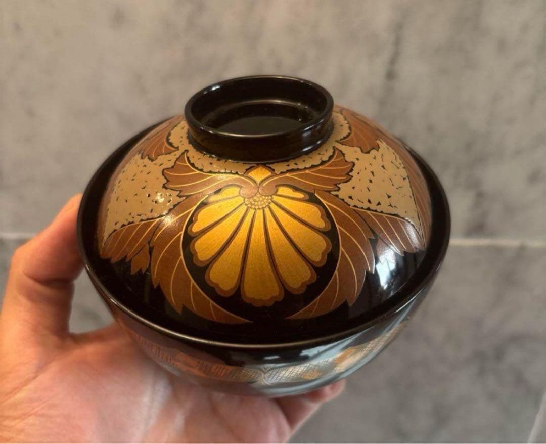 ふんだんに使われた金彩やお花、幾何学模様が美しい絢爛豪華な木製輪島漆塗りお椀2客