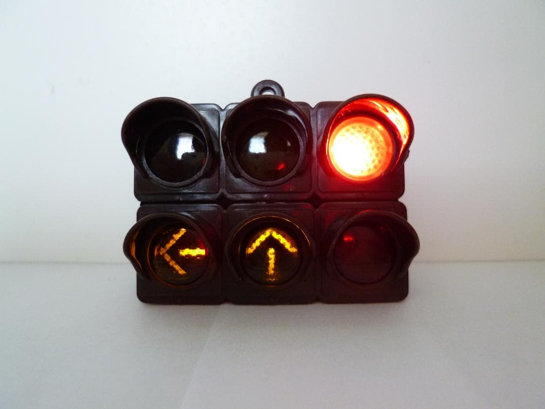 本物志向改造　信号機ガチャ（車両灯器　路面電車用「←↑×」３灯）