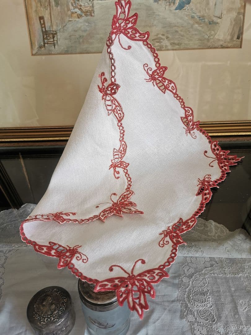 アンティークフランス オープンカットワーク パピヨン∞赤糸刺繍 縮緬風ドイリー