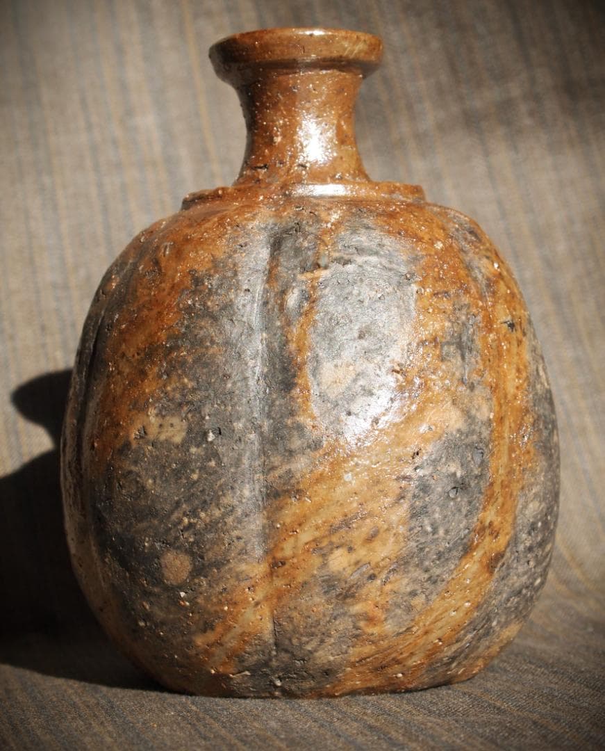 人気作家★横山直樹《師：川端文男》★備前自然練り込み（黒）徳利★共箱・布