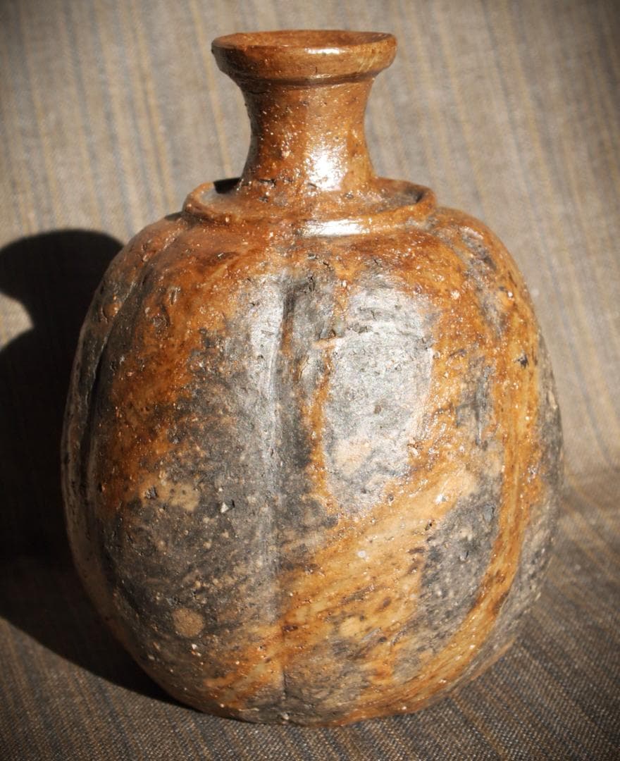 人気作家★横山直樹《師：川端文男》★備前自然練り込み（黒）徳利★共箱・布