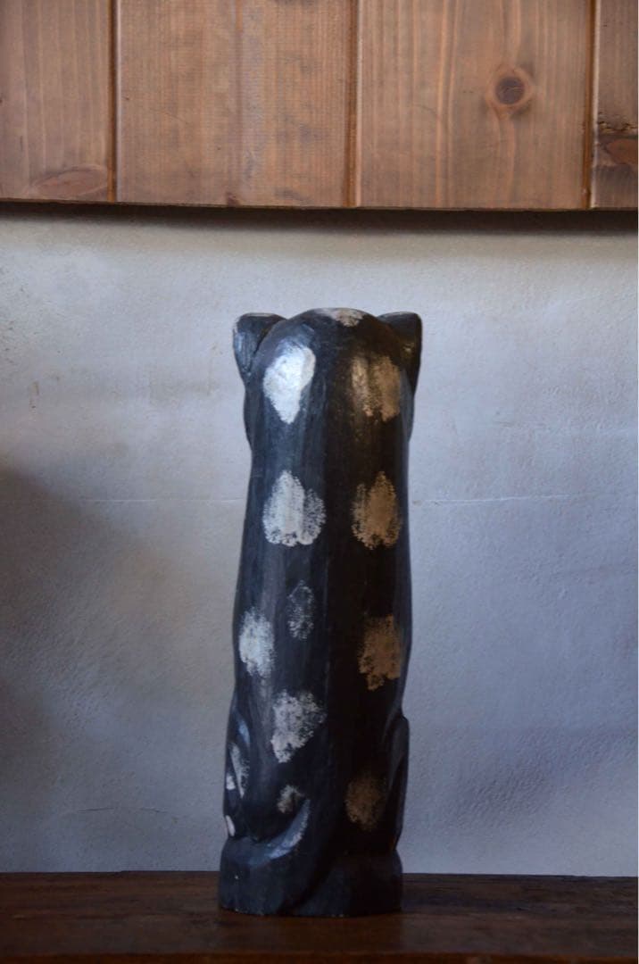 遠くを見る木彫りの猫