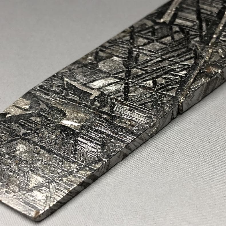 t*i様 隕石　 鉄隕石　アルタイ隕石　ナチュラル原石　重さ約96ｇ　立て付き