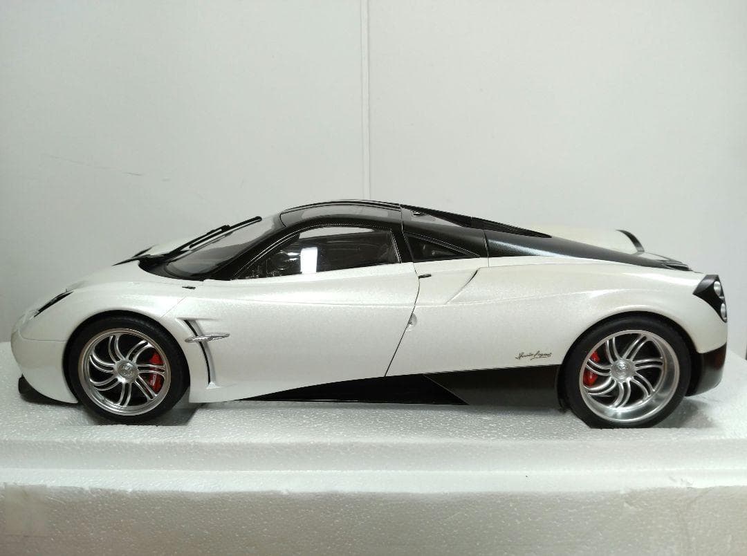 34　オートアート　AUTOart　1/12　パガーニ　ウアイラ