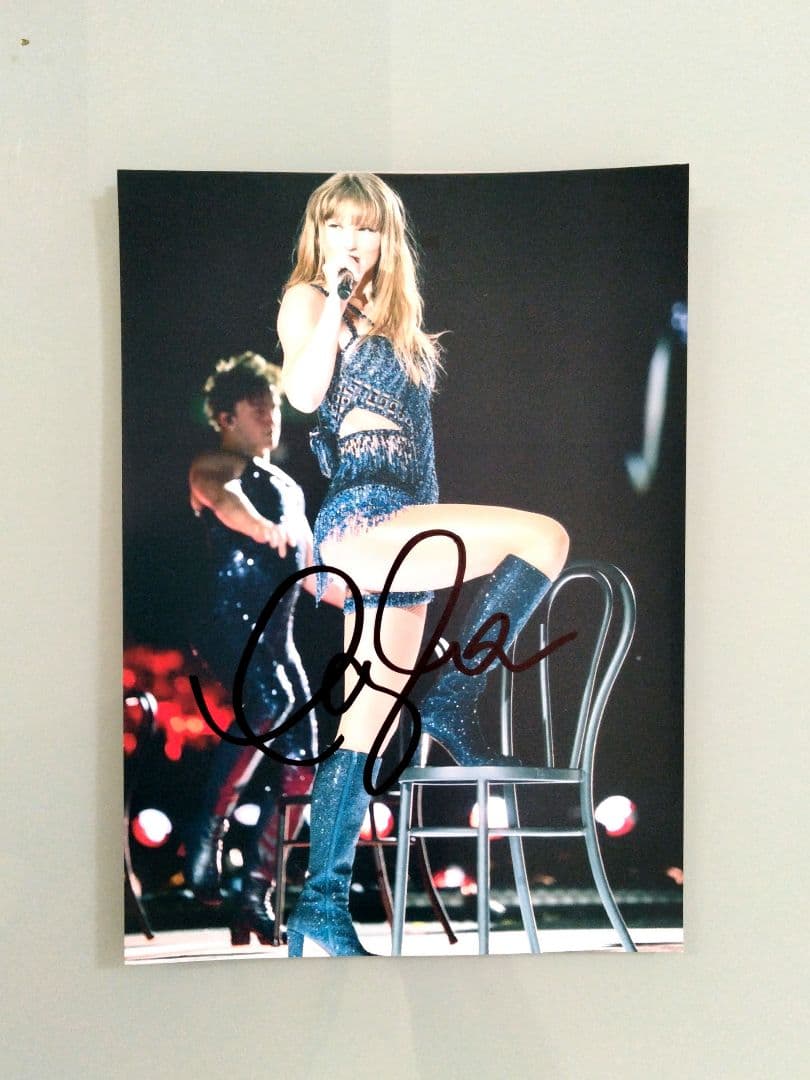 テイラー・スウィフト直筆サイン入り2Lサイズ写真…