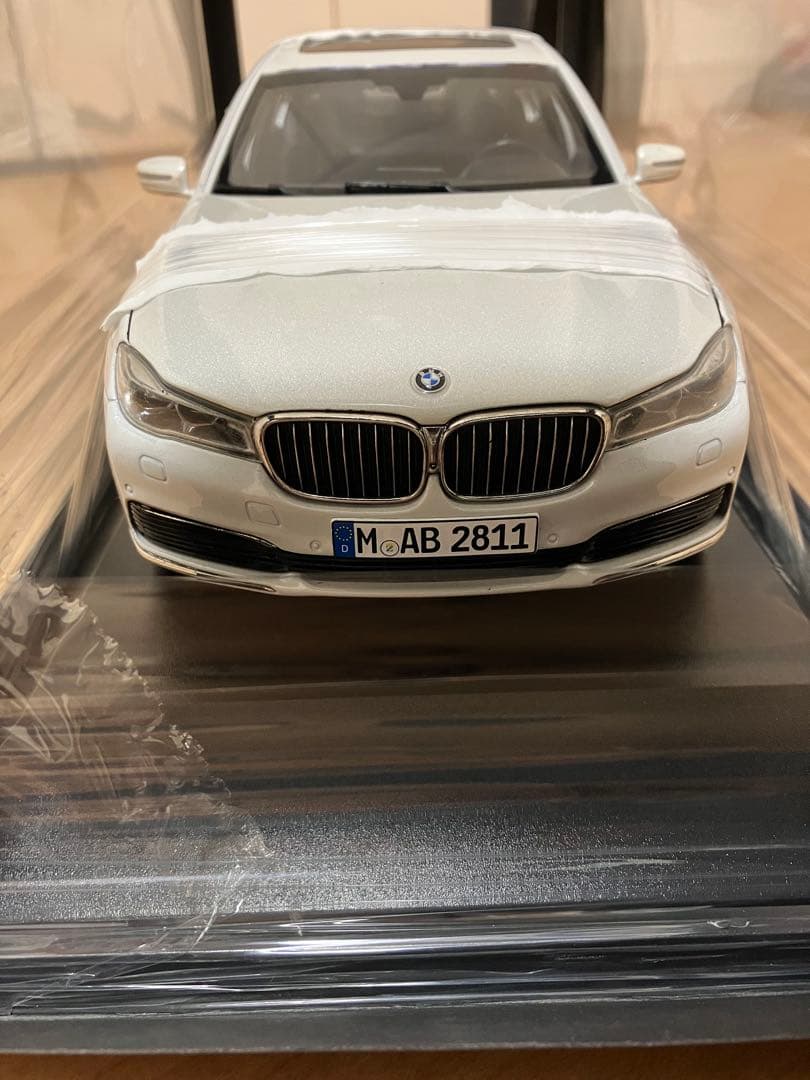  750Li ホワイトミニカー　1/18