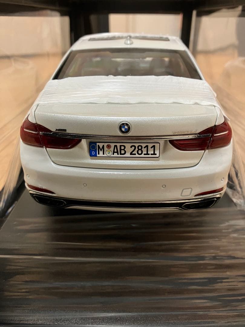  750Li ホワイトミニカー　1/18