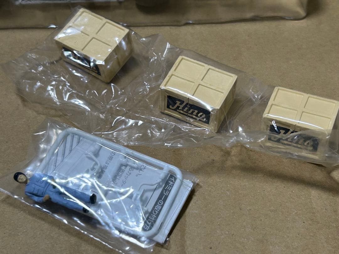 トミカリミテッドヴィンテージネオ 日野 KB324型トラック 特別塗装色