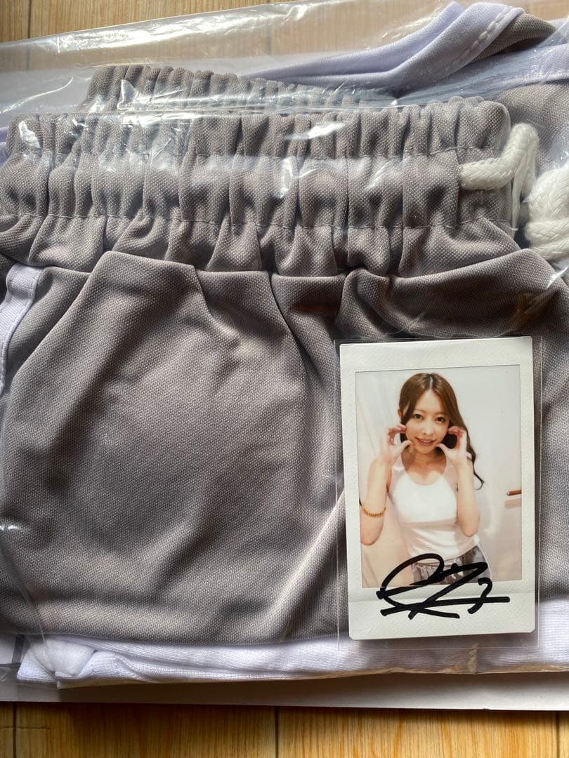 森日向子さんが作品中着用衣装&直筆サイン入りチェキ