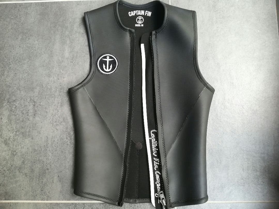 【展示新古品】キャプテンフィン スキン ベスト ホワイトワッペン Mサイズ