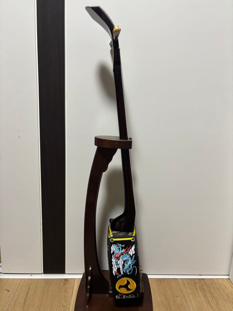 三線本体 赤茶色　ドラゴン刺繍付き