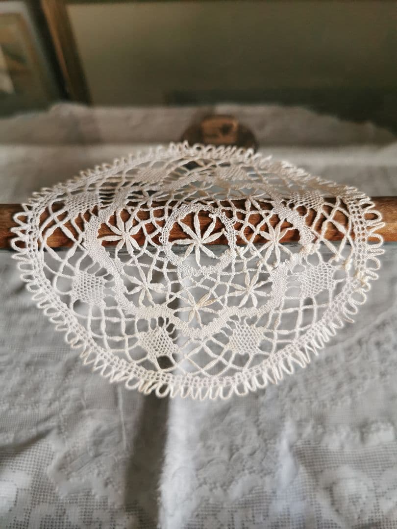 アンティーク ベルギーブルージュ ごく細い糸の線状の花 繊細なボビン編みレース