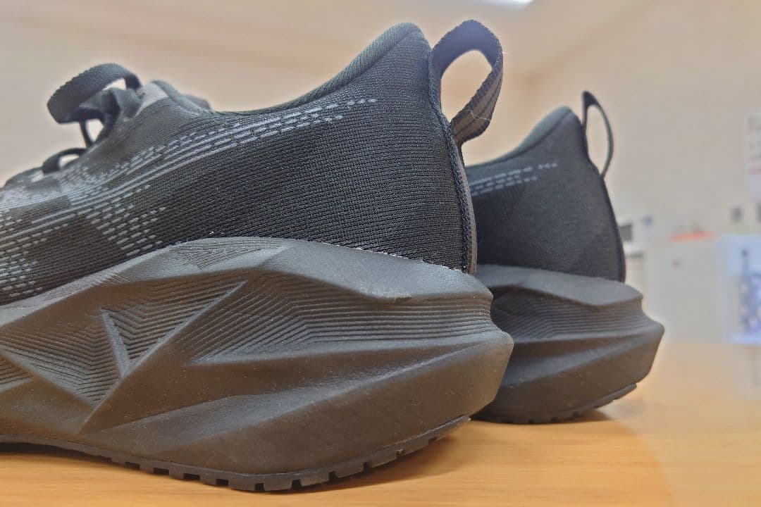 着用1回☆アシックス NOVABLAST 5ランニングシューズ 25cm ワイド