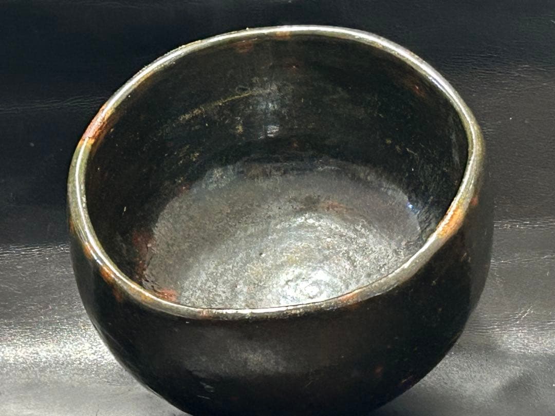 究極の美◾️蔵からかなり美しい朱色の斑点が浮かび上がる見事な黒茶碗が出て来ました。