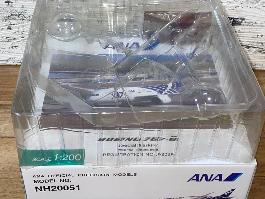 全日空商事 1/200 ANA B787-8 特別塗装 NH20051 木製台座