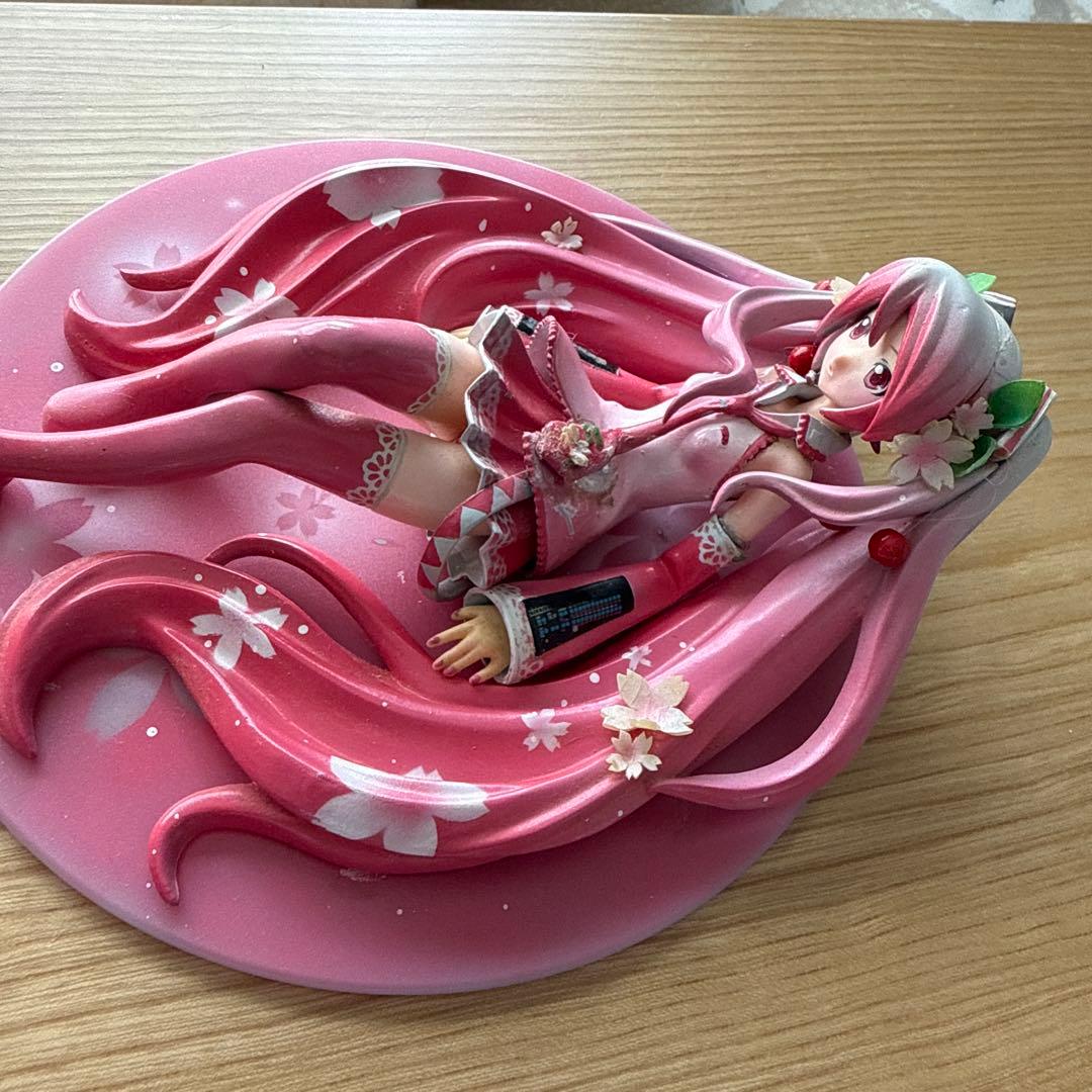 桜ミク装飾のピンクフィギュア 約30cm