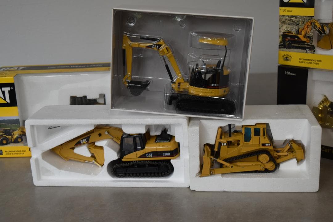かんじさん専用：キャタピラー 1:50 ミニチュアセット　9台