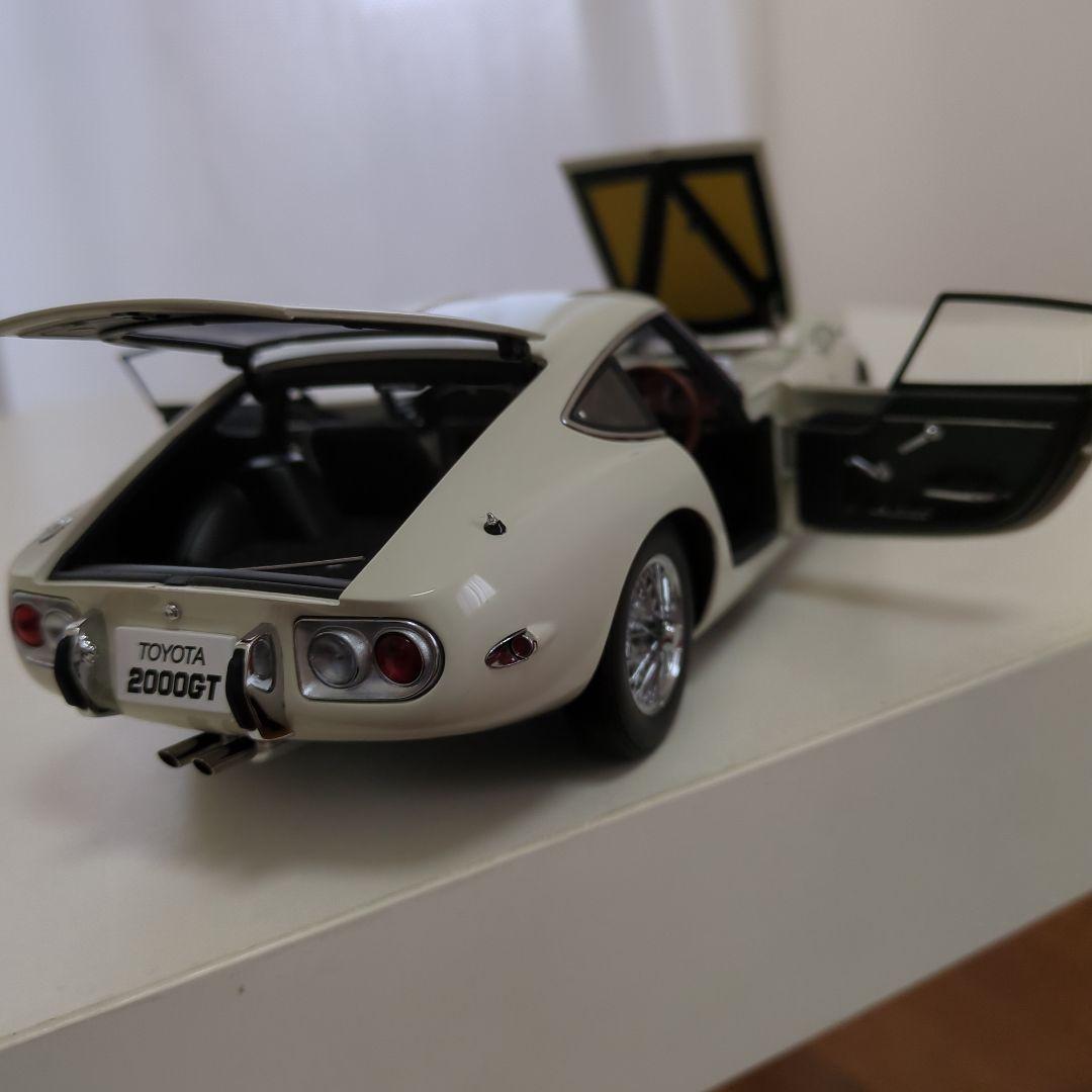 オートアート、トヨタ2000GT、2台セット　1/18ミニカー