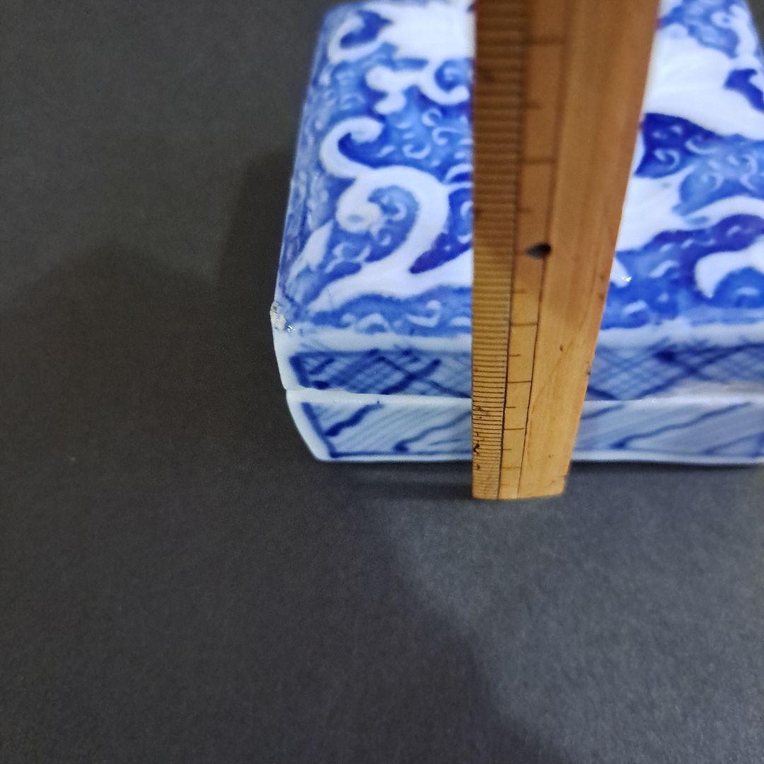 お値下げ中　江戸中　古伊万里　陽刻　白抜菊図　極上　角型香合　よろけ図染付