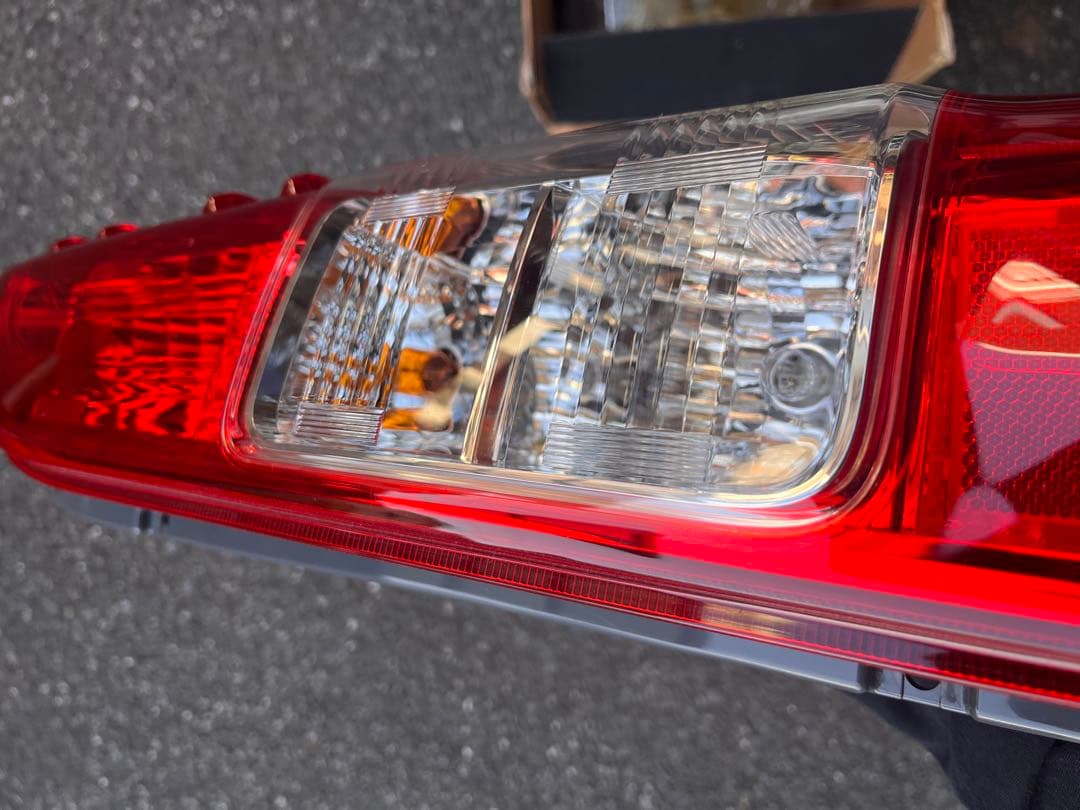 トヨタ ハイエース 200系 純正テールランプ 左右セット　　8型　新車外し