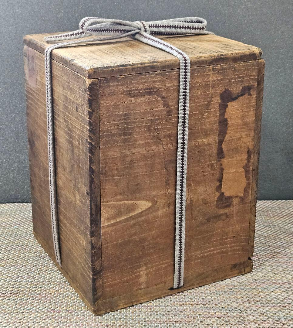 17世紀頃　中国南方系　東南アジア古陶磁　 青釉　浮彫　魚藻図　獣摘み蓋　瓶　壺