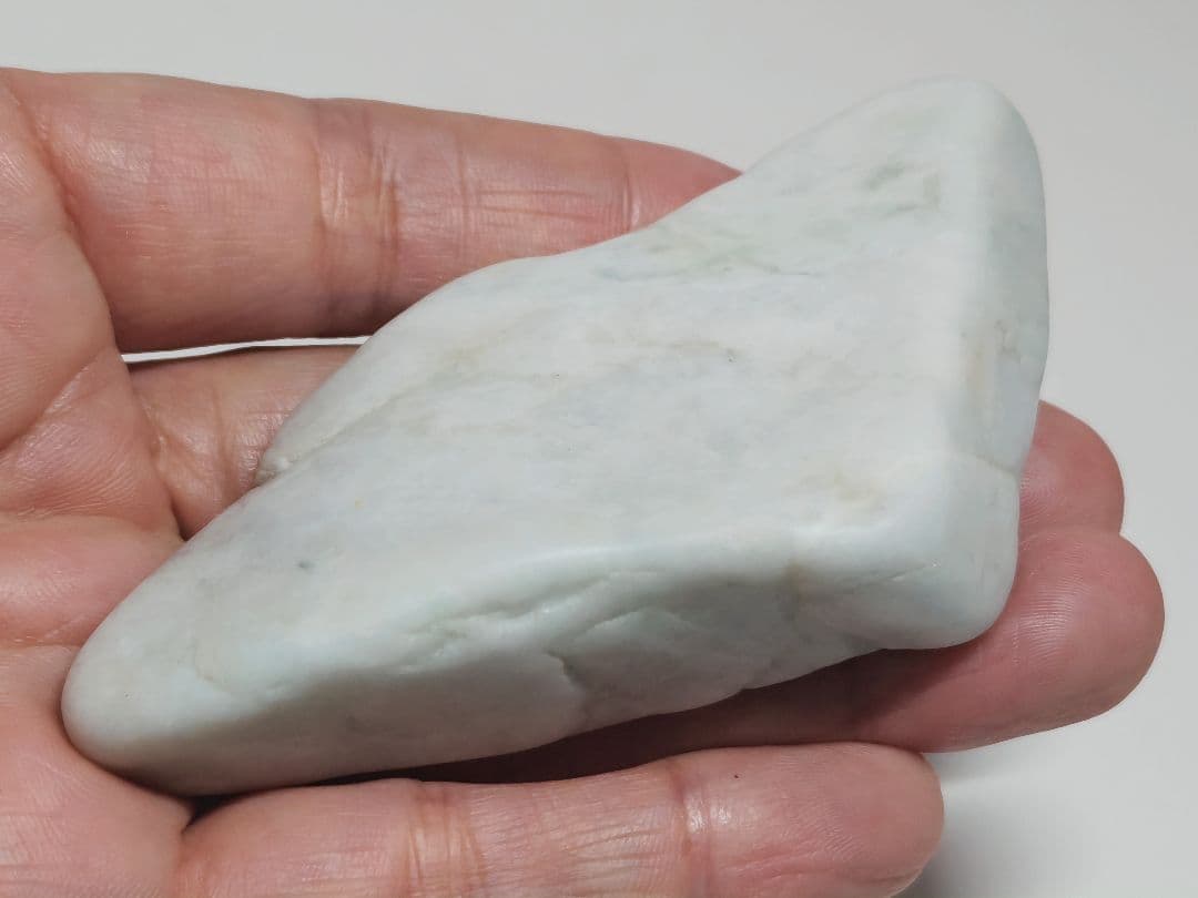 淡白緑 131g 翡翠 ヒスイ 原石 鑑賞石 自然石 誕生石 鉱物 鉱石 水石