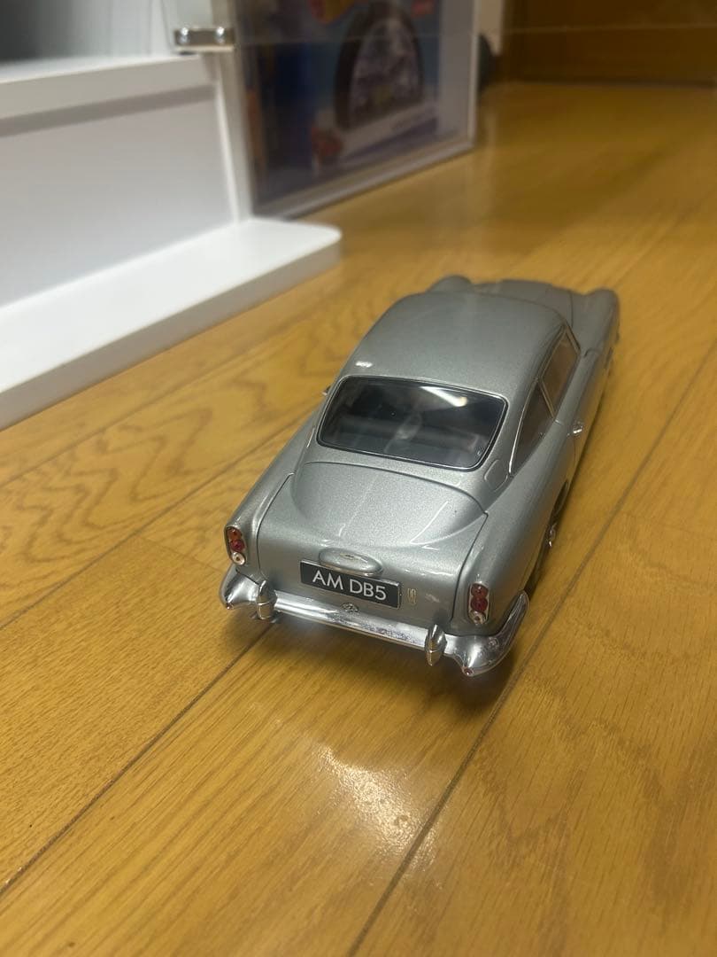 オートアート1/18アストンマーチンDB5