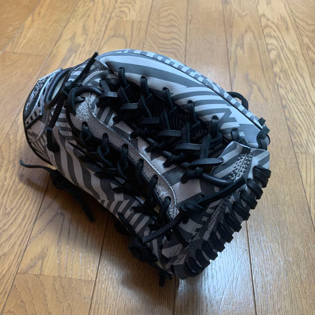 軟式グローブ ブラック/ホワイト ストライプ