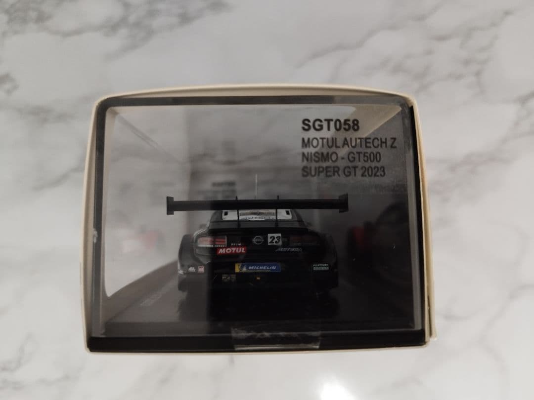 プロレーサーの松田次生選手の生サイン入り1/43スケールミニカー