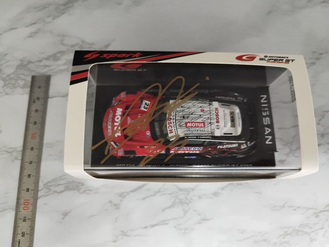 プロレーサーの松田次生選手の生サイン入り1/43スケールミニカー