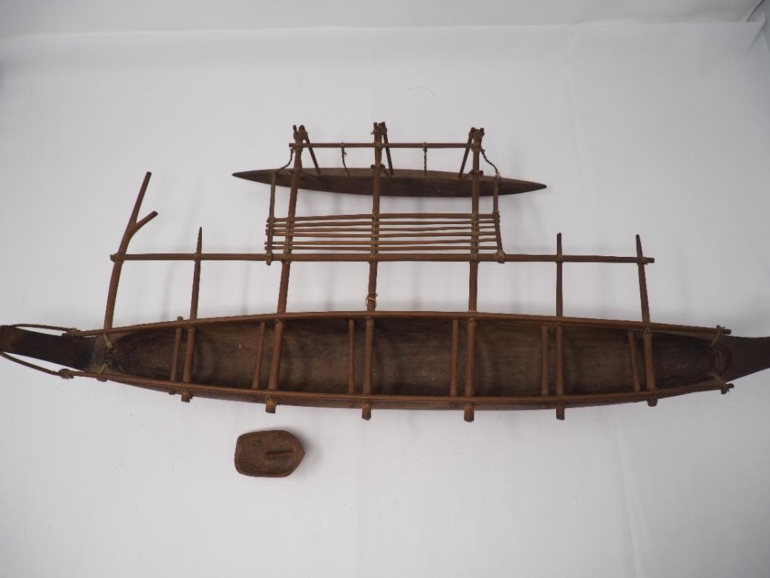 シングルアウトリガーカヌー　木製カヌー　ミクロネシア　ポリネシア　ミニチュア